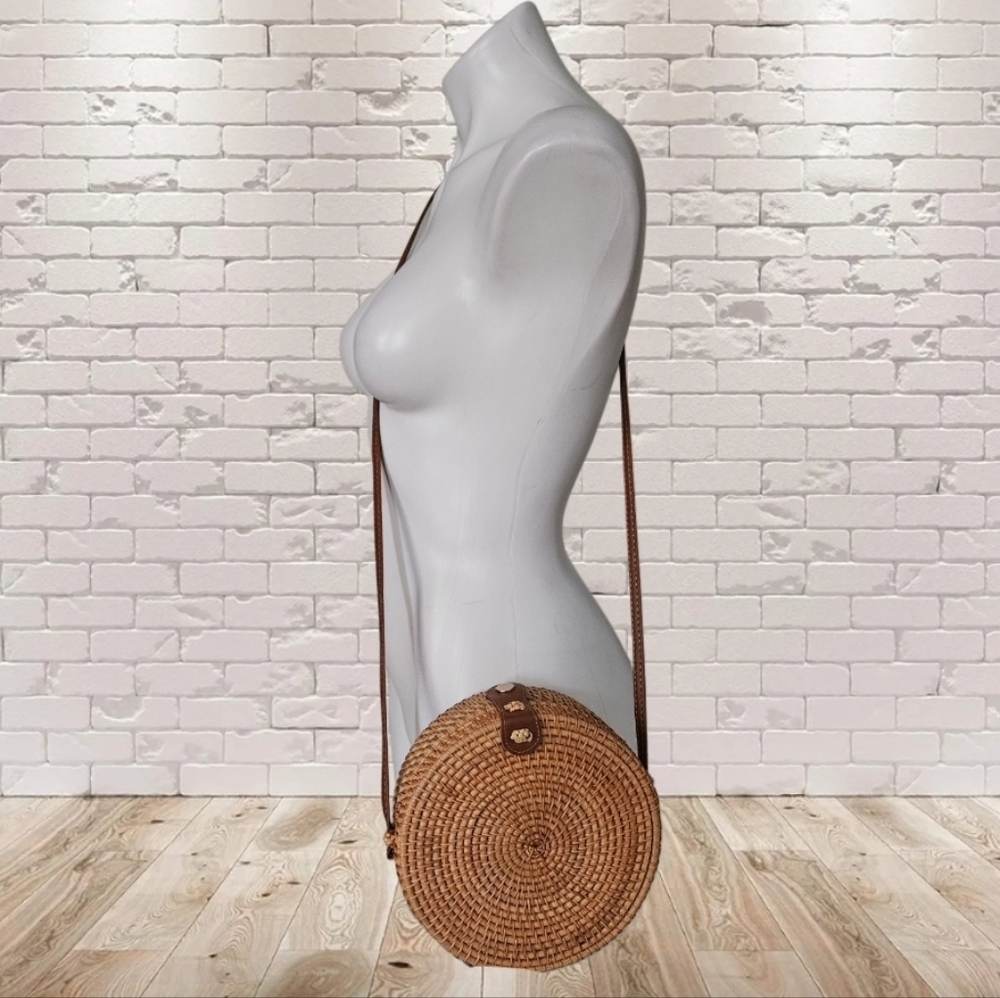 Circle Rattan crossbody bagp